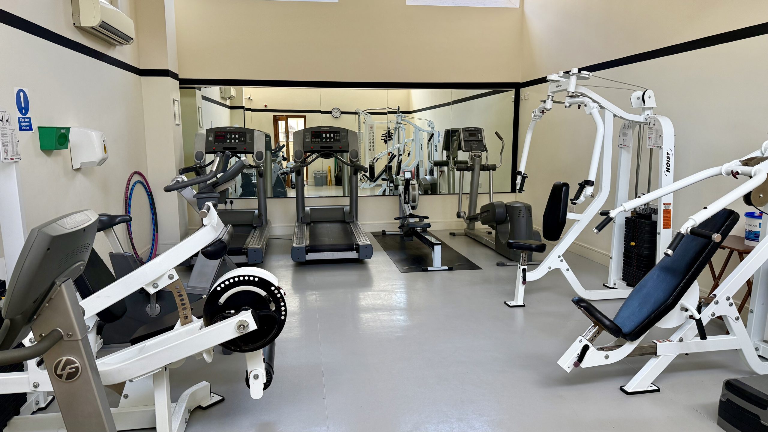 hayespoint-facilities-gym_hero_02 Hayes Point residentsโ gym with treadmills, rowing machine, and weight station.